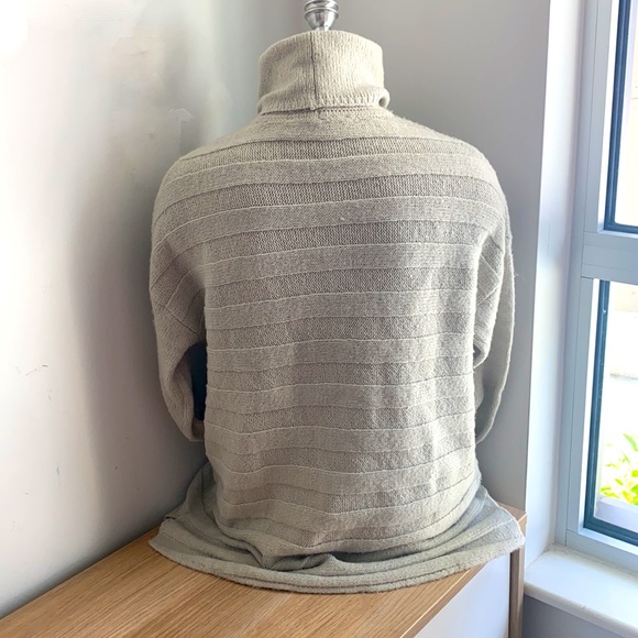 Gray turtle neck sweater - Picture 3 of 3